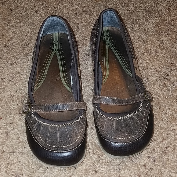 Vigoss Shoes - Vigoss brown flats size 7.5